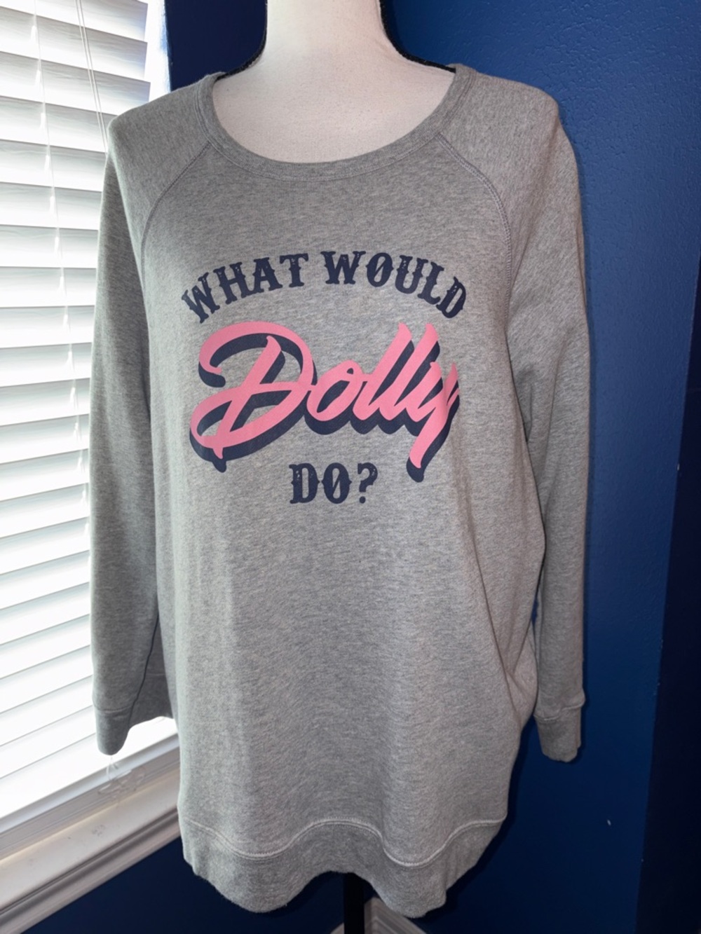🤍 Draper James “What Would Dolly Do?” Sweatshirt | Size 1X | EUC 🤍 - Picture 2 of 8